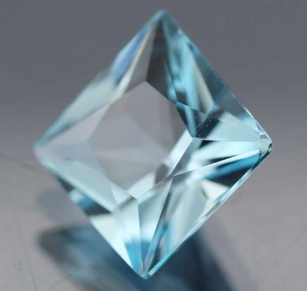 Incredible 5.27ct princess cut sky blue Topaz