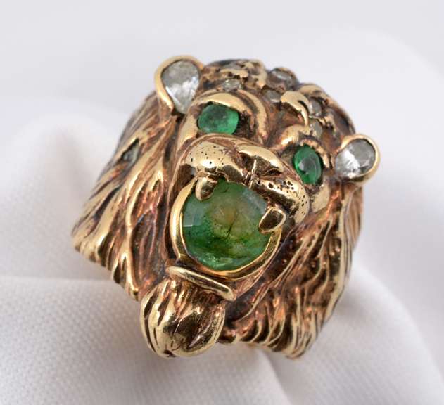Well Detailed Mens Lion Ring with Emeralds