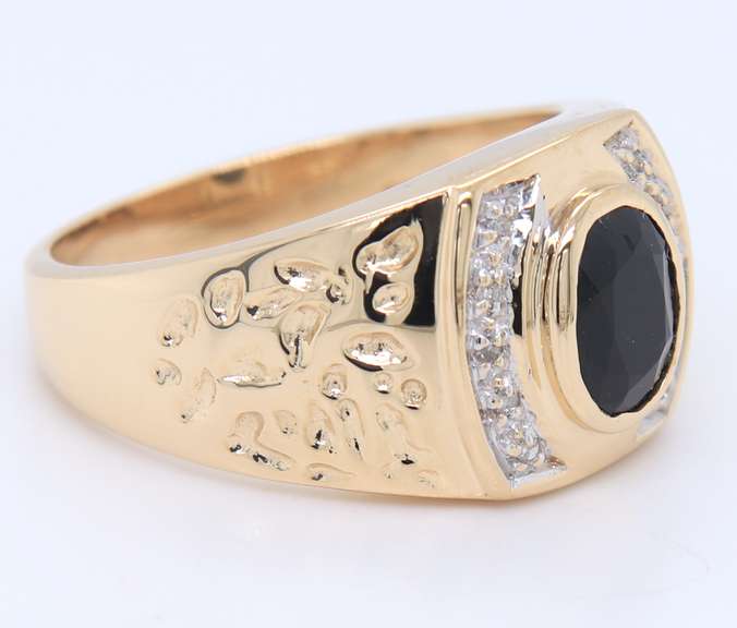 Attractive Yellow Gold oval Onyx Halo Diamond Nugg Ring