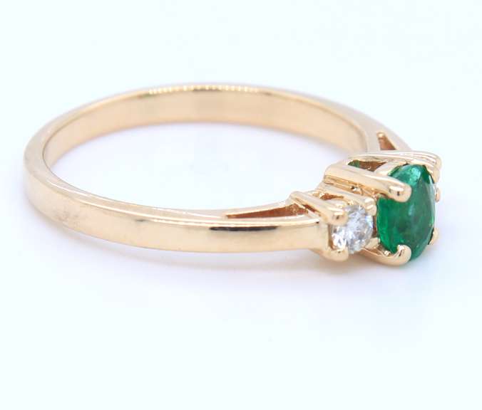 Stunning Yellow Gold Oval Emerald nad Diamond Side Ring