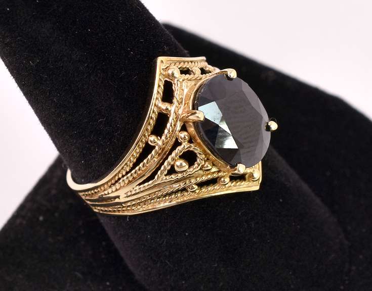 Lavish Sapphire Ring in Yellow Gold