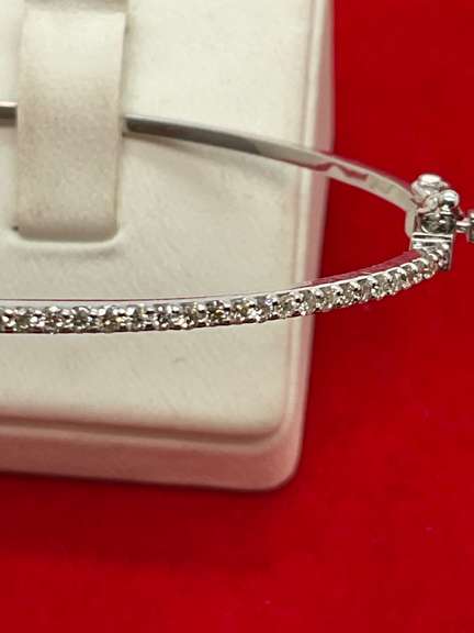 BRAND NEW 14K WHITE GOLD AND DIAMOND BANGLE BEACELET