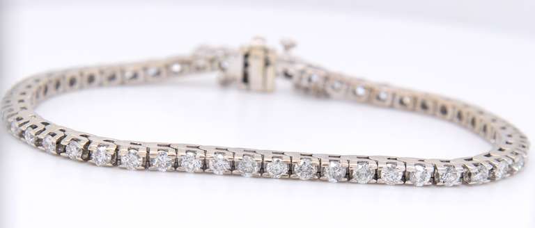 Romantic White Gold 2.50ctw Diamond Tennis Bracelet