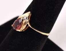Elegant Garnet and Diamond Ring in Yellow Gold