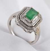 Stunning White Gold Emerald Ring & Pendant