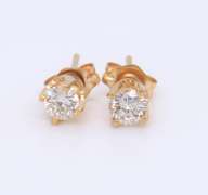 Elegant Diamond Stud Earrings in Yellow Gold