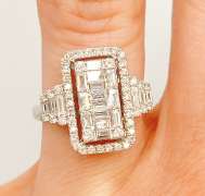 Gorgeous 18kt Solid White Gold & Diamond Ring