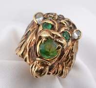 Well Detailed Mens Lion Ring with Emeralds