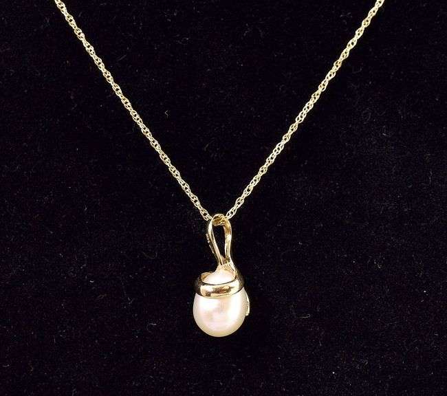 Adorable 14K Yellow Gold Pearl Pendant Necklace