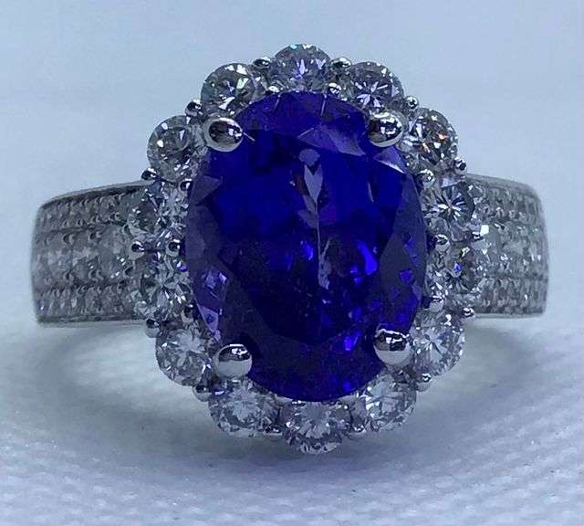 BREATHTAKING AND ELEGANT 18K WHITE GOLD GENUINE TANZANITE AND DIAMOND RING