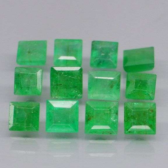 Vivid! Top green 2.65ct Colombian Emerald set