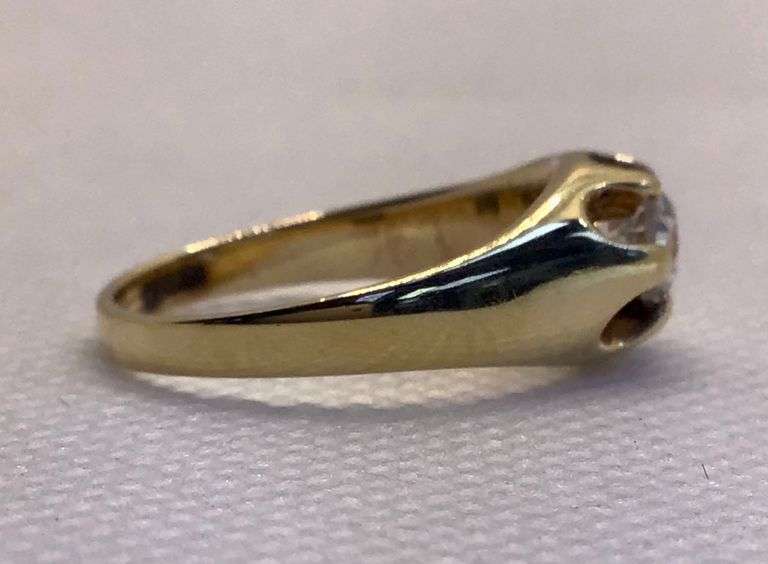 GORGEOUS AND ANTIQUE 14K YELLOW GOLD SOLITAIRE DIAMOND LADIES RING