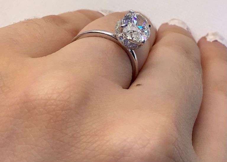 MESMERIZING 14K WHITE GOLD OVAL CUT LAB DIAMOND ENGAGEMENT RING
