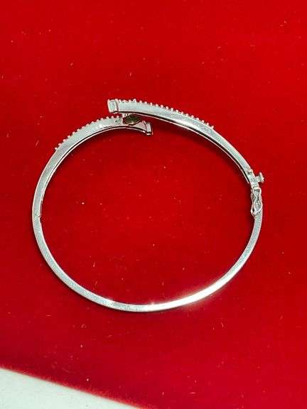 CERTIFIED 14K WHITE GOLD AND DIAMOND BANGLE BRACELET.