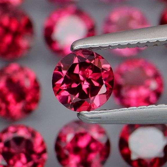 Premium solitaire cut 5.28ct VS Rhodolite Garnet set
