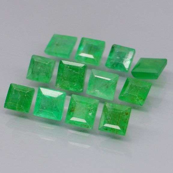 Vivid! Top green 2.65ct Colombian Emerald set