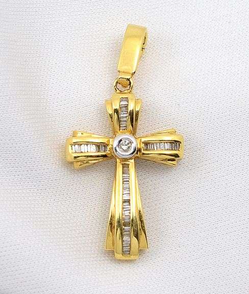 Elegant 18k YG Cross with Diamonds