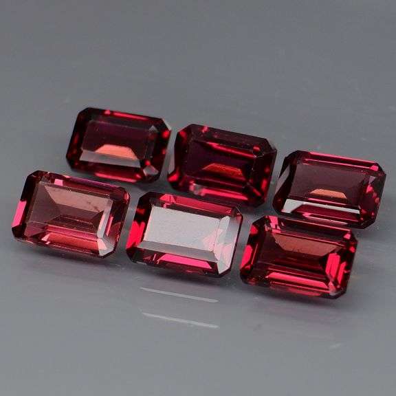 Amazing 4.86ct emerald cut Garnet set
