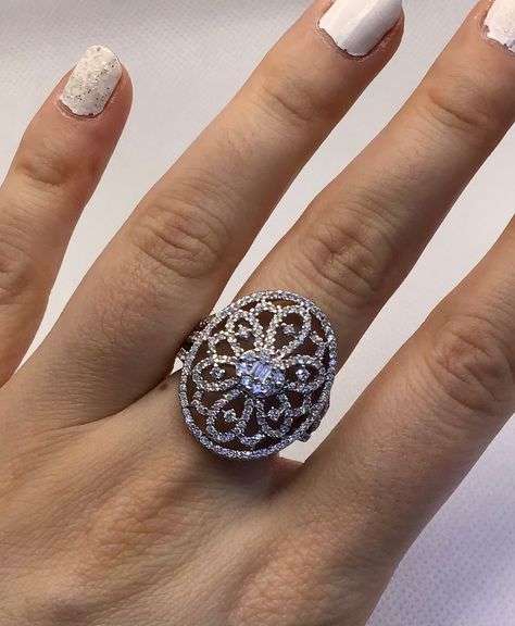 BEAUTIFUL AND ELEGANT 18K WHITE GOLD FLORAL DESIGN DIAMOND COCKTAIL RING