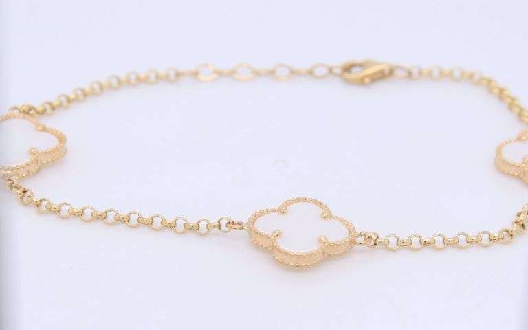 Mother of pearl three clover bracelet in yellow gold