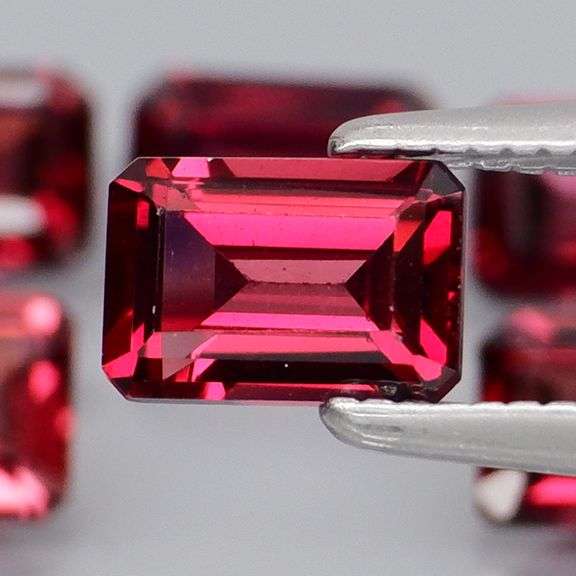 Amazing 4.86ct emerald cut Garnet set