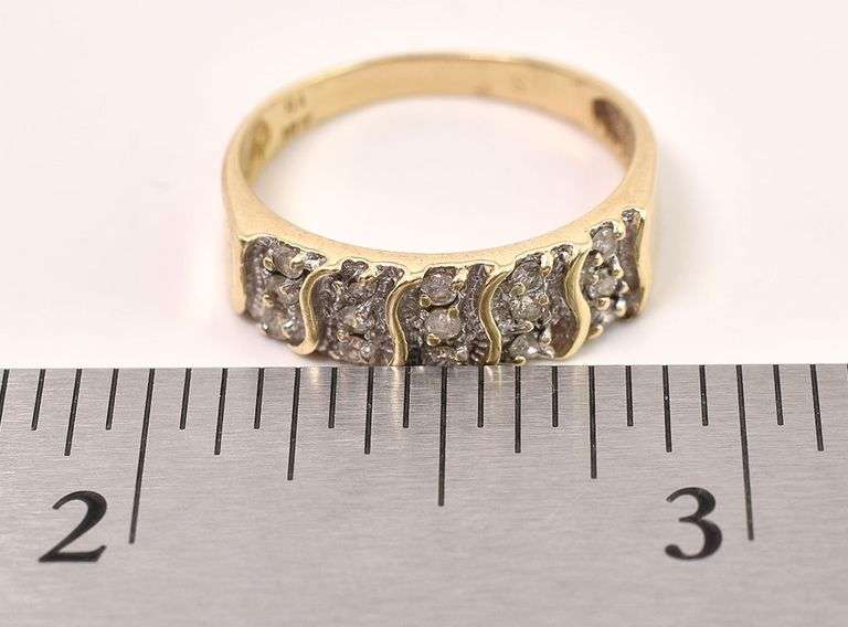 Lively 10K Yellow Gold Diamond Ring