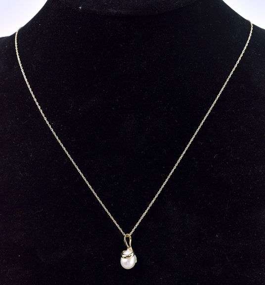 Adorable 14K Yellow Gold Pearl Pendant Necklace