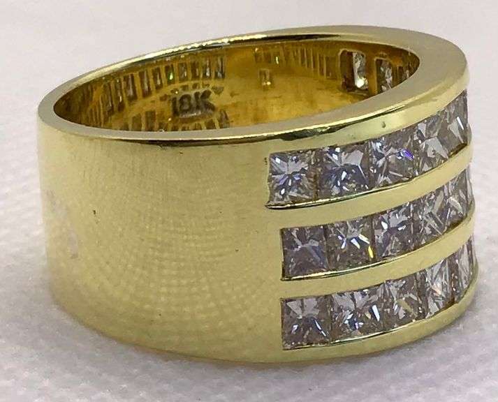 IMPRESSIVE AND TIMELESS 18K YELLOW GOLD THREE ROW PRINCESS CUT DIAMOND RING