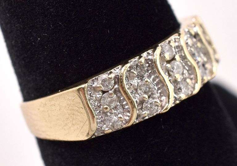 Lively 10K Yellow Gold Diamond Ring