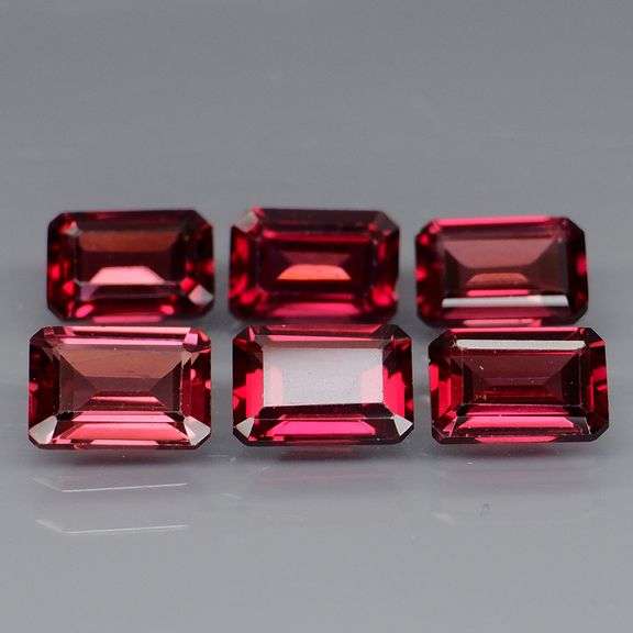 Amazing 4.86ct emerald cut Garnet set