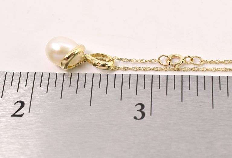 Adorable 14K Yellow Gold Pearl Pendant Necklace