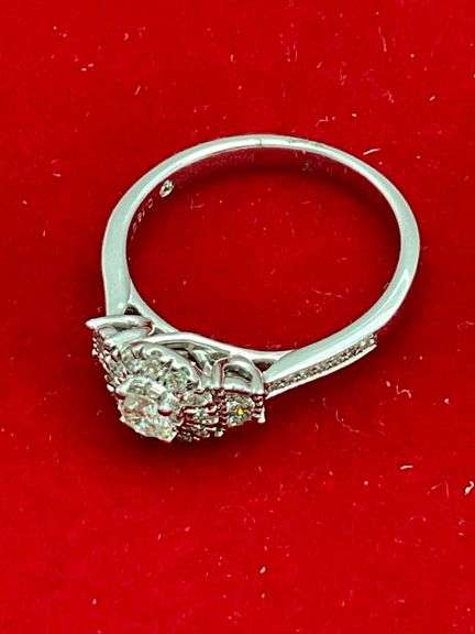 14K WHITE GOLD DIAMOND ENGAGEMENT RING