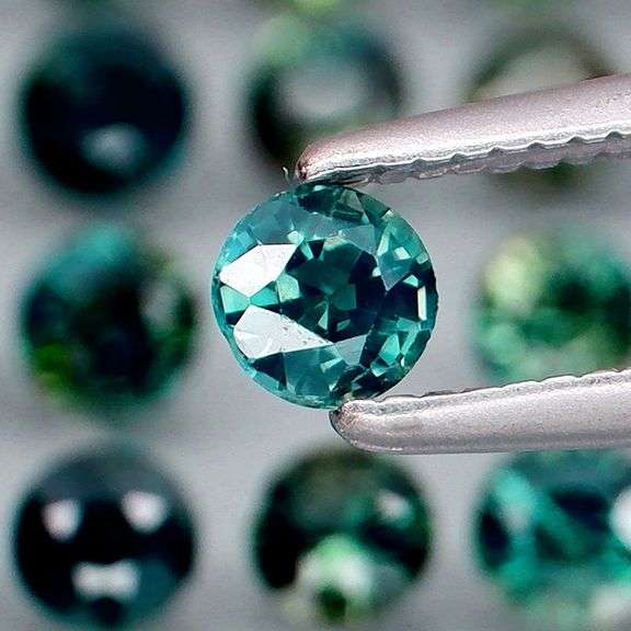 Heated only! 3.23ct round cut Sapphire set