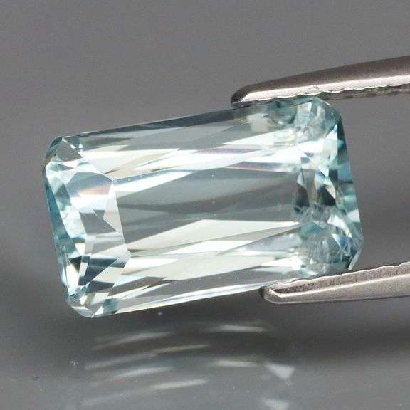 Glittering 2.76ct platinum blue Aquamarine
