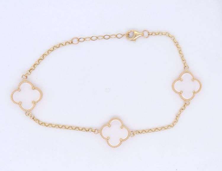 Mother of pearl three clover bracelet in yellow gold