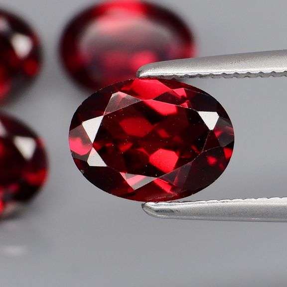 Set of 4 top red VS Garnets weighing 5.94 carats