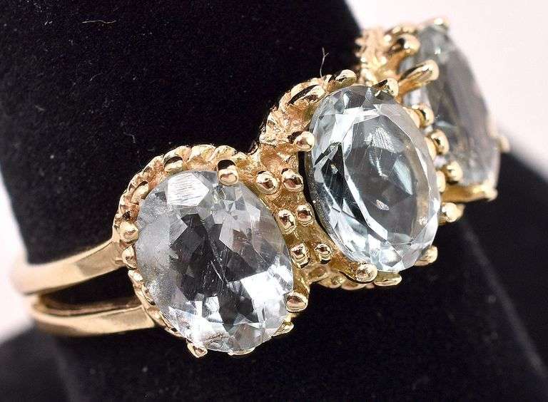 Wonderful 10K Yellow Gold Aquamarine Gemstone Ring
