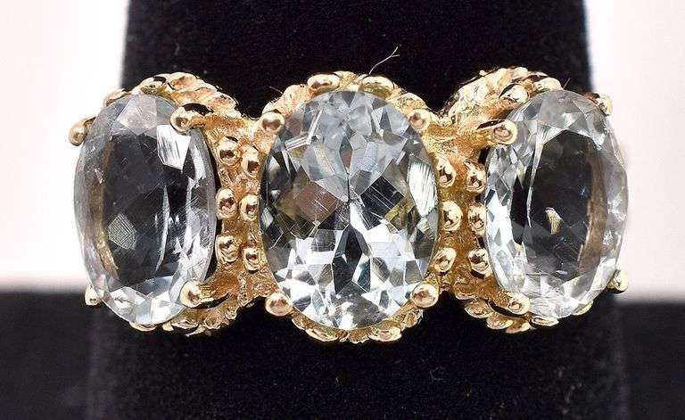 Wonderful 10K Yellow Gold Aquamarine Gemstone Ring