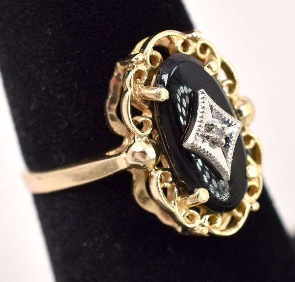 Vintage 10K Yellow Gold Diamond and Black Onyx Gemstone Ring