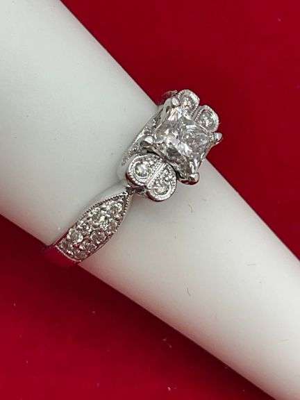 CERTIFIED 18K WHITE GOLD DIAMOND ENGAGEMENT RING
