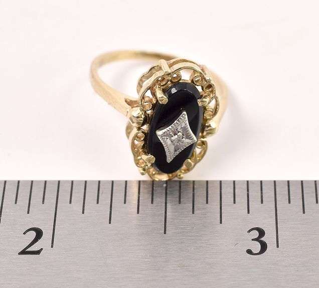 Vintage 10K Yellow Gold Diamond and Black Onyx Gemstone Ring