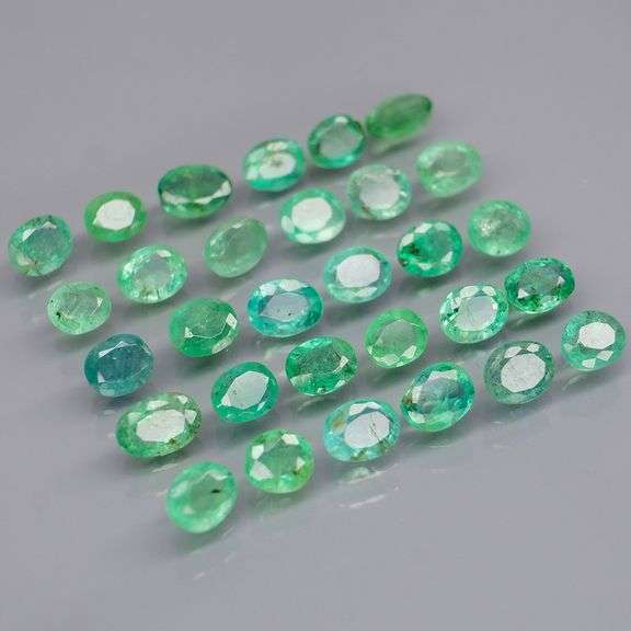 Vivid! Top green 5.71ct Colombian Emerald set