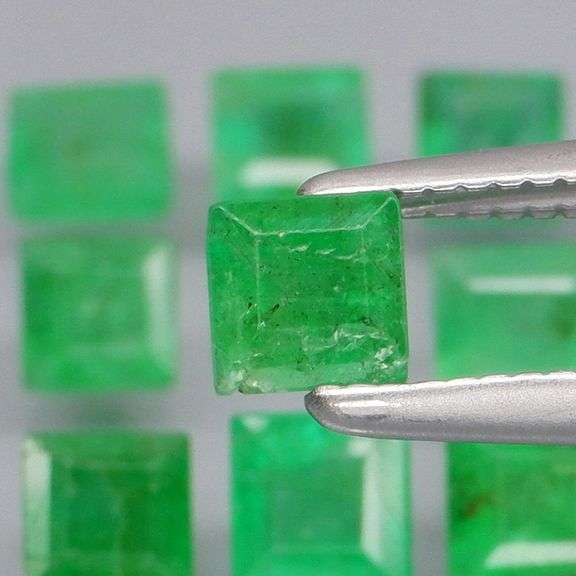 Vivid! Top green 2.65ct Colombian Emerald set