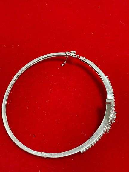 CERTIFIED 14K WHITE GOLD AND DIAMOND BANGLE BRACELET.