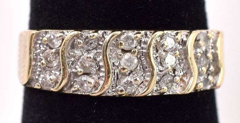 Lively 10K Yellow Gold Diamond Ring