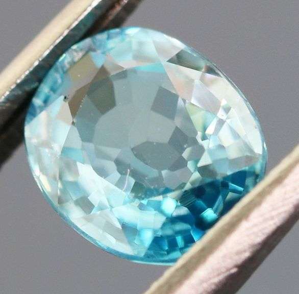 Super glittering! 1.84ct bi-color Cambodian Zircon