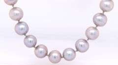8.5mm Grey pearl strand necklace in yellow gold clasp