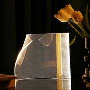 Artful Glowing Table Lamp: Dynamic Illumination