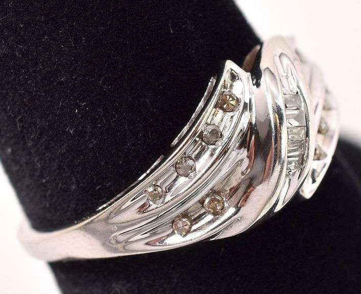 Fantastic 10K White Gold Diamond Ring