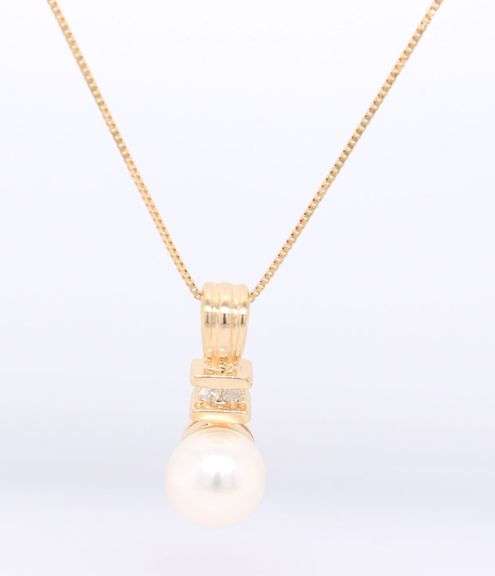 14kt Yellow gold 7.5mm pearl and diamond pendant on chain necklace